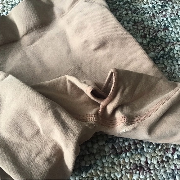 NIB  TAGGED S/M SKIMS SIENNA mid sculpting shorts,firm price - Picture 9 of 13